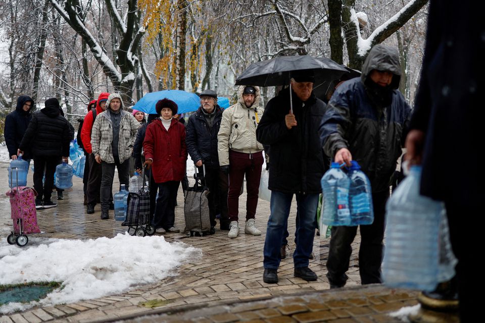Snowy Kyiv grapples with power outages amid fears of new attacks - Vimarsana News